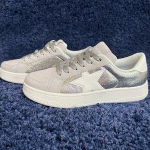 Niluber Silver Metallic Star Low Top Sneakers Women's Size 6